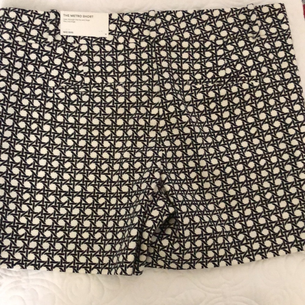 Ann Taylor NWT Black & White The Metro Short Sz 10